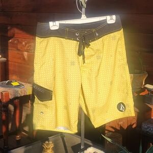 Men's Volcom swim trunks/quick dry shorts Size 32